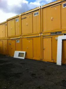 20 Fuss Bürocontainer gebraucht, aufbereitet und neu lackiert – Bild 2