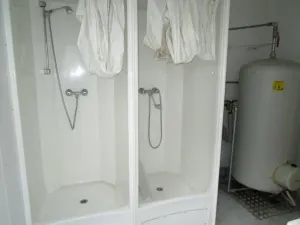 20 Fuss Duo- Umkleideanlage mit Duschen und WC- Bereich – Bild 11