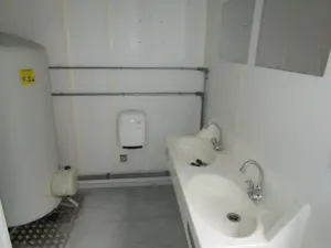 20 Fuss Duo- Umkleideanlage mit Duschen und WC- Bereich – Bild 12