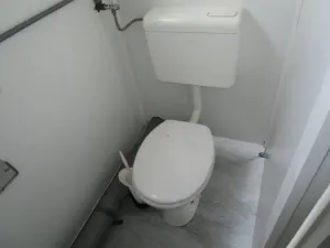 20 Fuss Duo- Umkleideanlage mit Duschen und WC- Bereich – Bild 8