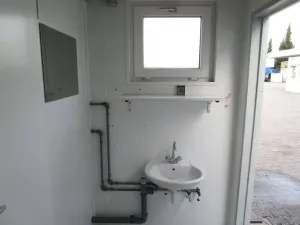 20 Fuss Duo- Umkleideanlage mit Duschen und WC- Bereich – Bild 9
