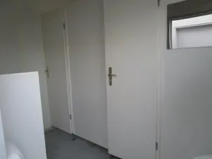 20 Fuss Duo- Umkleideanlage mit Duschen und WC- Bereich – Bild 10