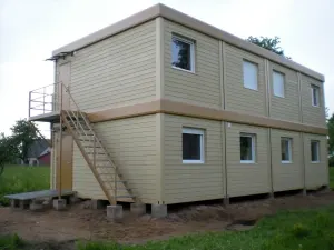 Containeranlage mit Holzfassade – Bild 1