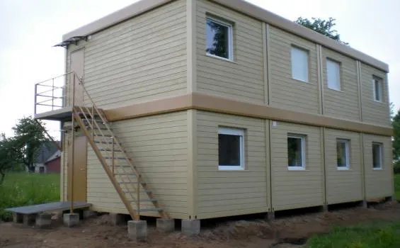 Containeranlage mit Holzfassade