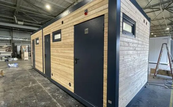 Hochwertiger Sanitärcontainer Damen/Herren/Behinderte